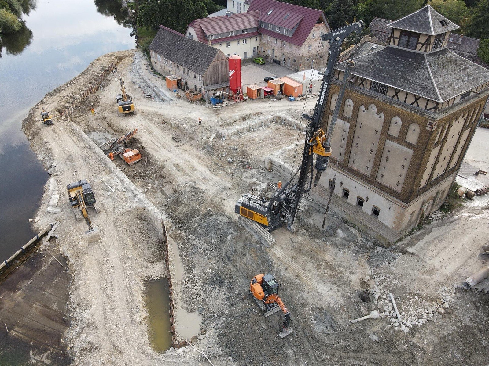 Bau des Laufwasserkraftwerks